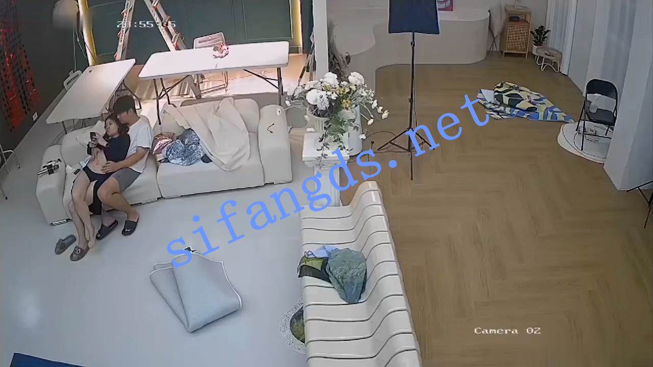 《破解摄像头》清州市工作室摄影师多次想操妹子女友 []