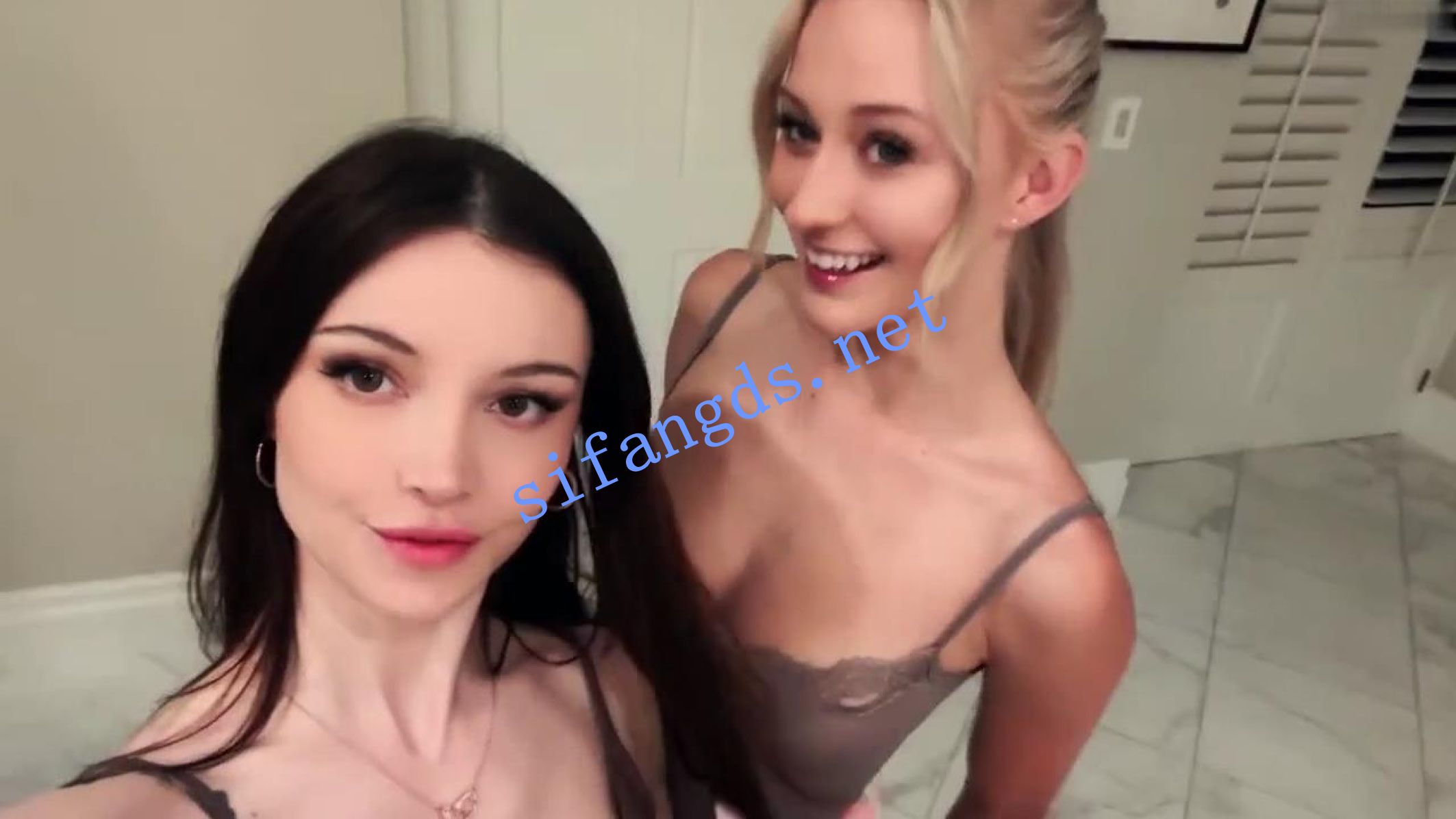 Onlyfans-91《炸裂 价值100美金 Dainty_wilder首次4p实战+爆菊狂喷》 [2.2G]