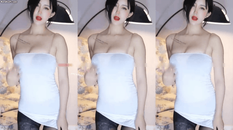 《网易CC 依阳baby》群定制 极品巨乳 狂抖奶骚舞 丝袜露内 [571MB(2V)]