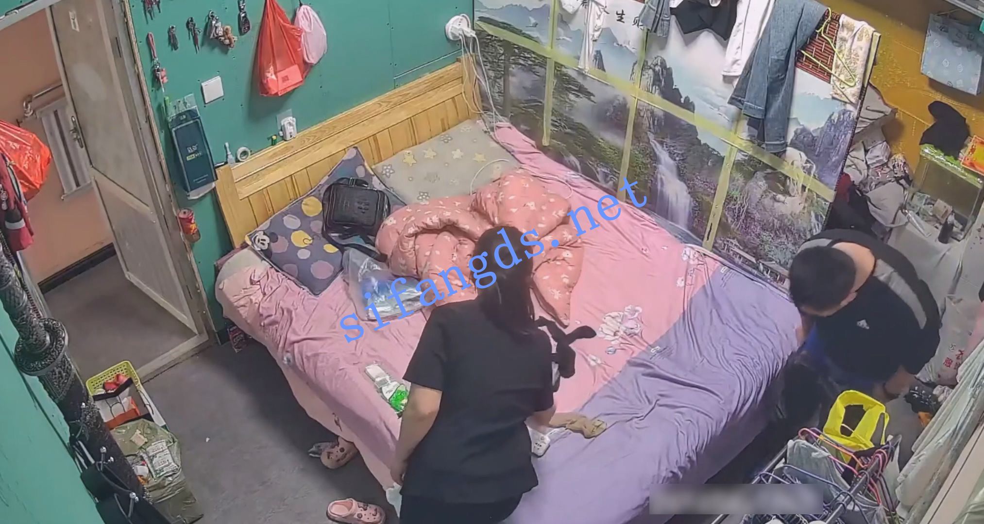 《最新家庭摄像头》孩子找妈妈系列-夫妻大中午抢时间做爱 [2.58G]