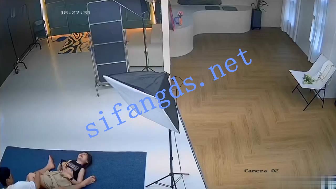 《破解摄像头》清州市工作室摄影师多次想操妹子女友 []