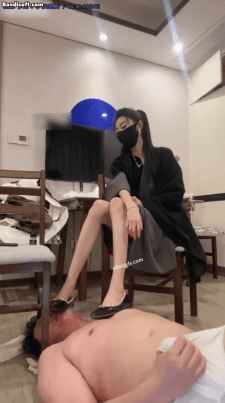 《玩物社交 凉子》 蹂躏男奴 踩头 舔脚 圣水 红绿灯 寸止 [3.8GB（2V）]