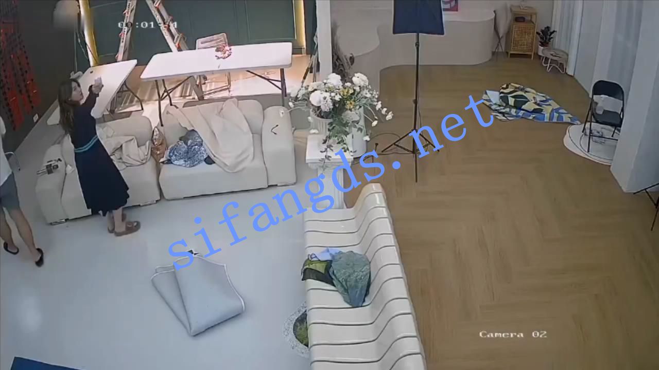 《破解摄像头》清州市工作室摄影师多次想操妹子女友 []