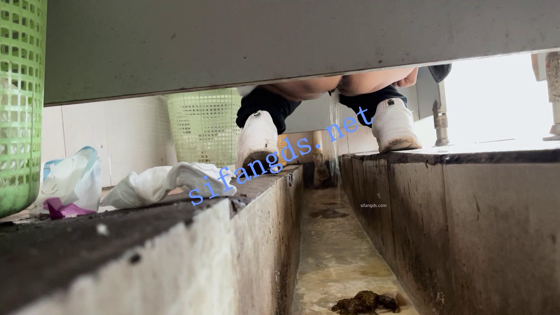✅《重口厕拍》女拍手沟式旱厕偷拍-满屏大便 拉稀第14期 []