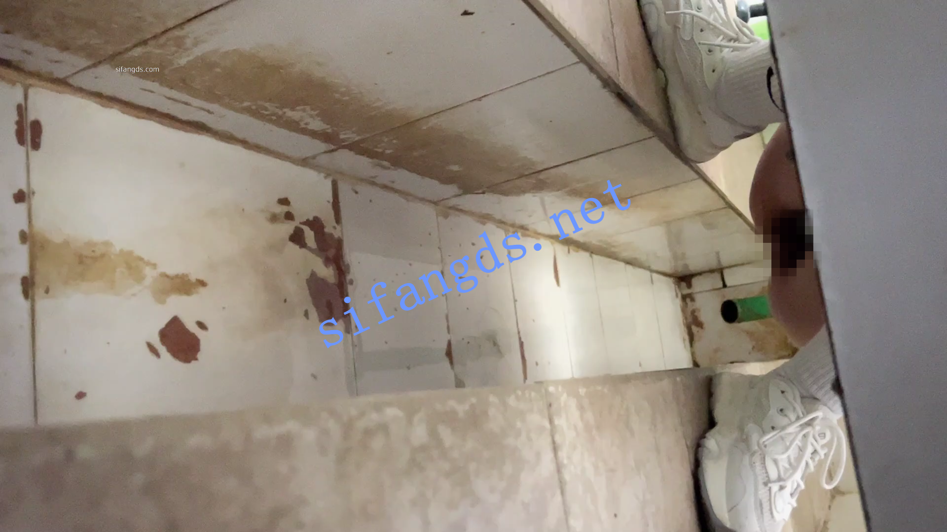 ✅《重口厕拍》女拍手沟式旱厕偷拍-满屏大便 拉稀第16期 []