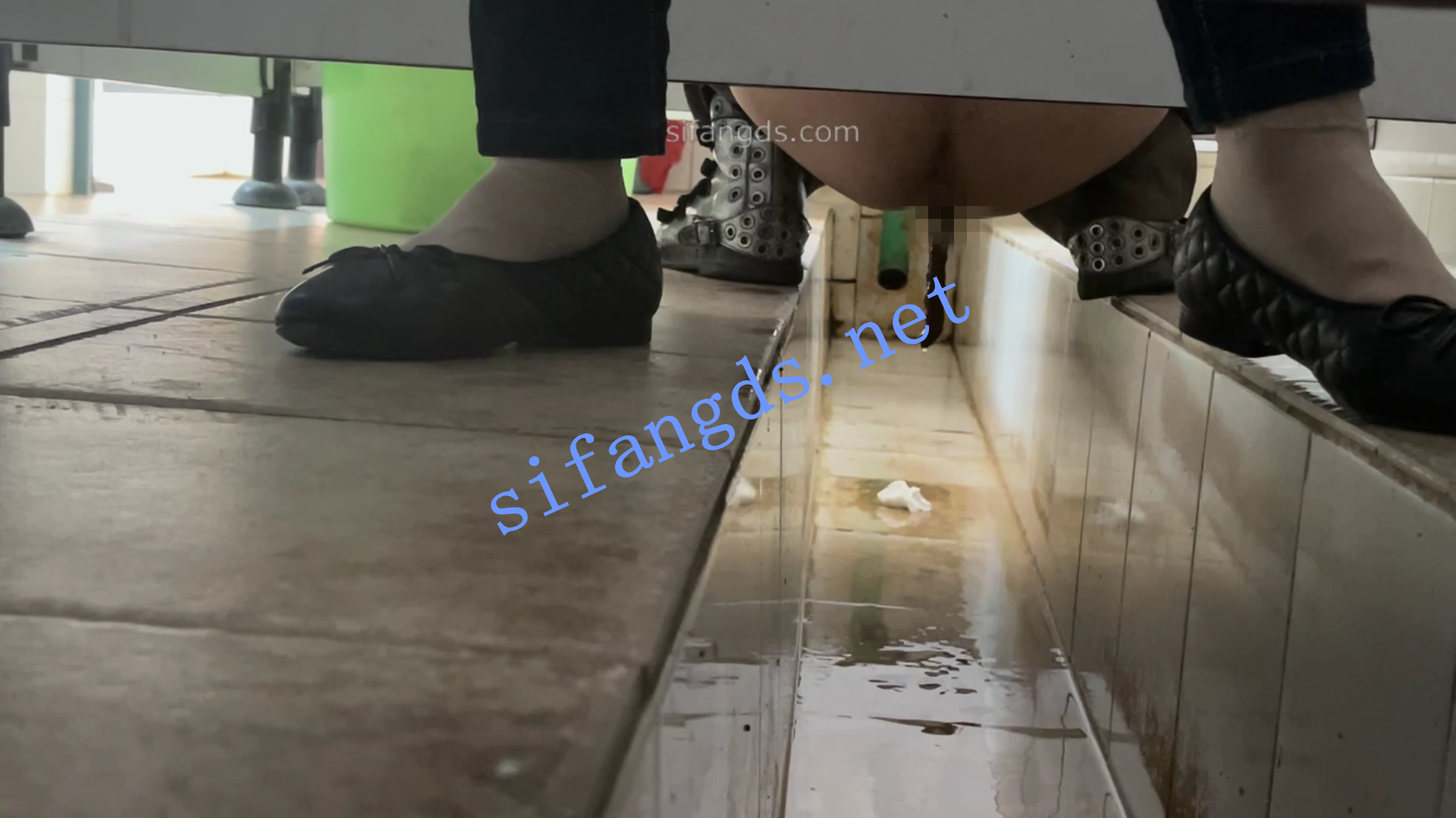 ✅《重口厕拍》女拍手沟式旱厕偷拍-满屏大便 拉稀第21期 []