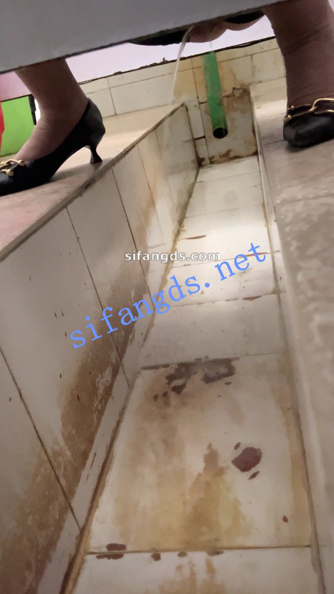 ✅《重口厕拍》女拍手沟式旱厕偷拍-满屏大便 拉稀第17期 []