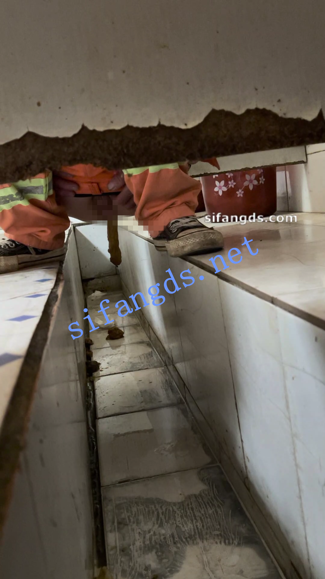 ✅《重口厕拍》女拍手沟式旱厕偷拍-满屏大便 拉稀第17期 []