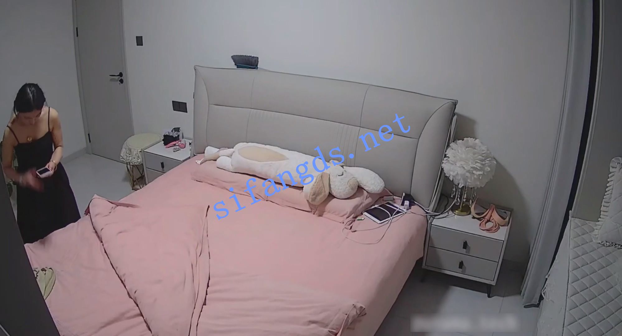 《四月家庭台》娇妻喝醉酒和男的聊骚抱怨 [4.43G]