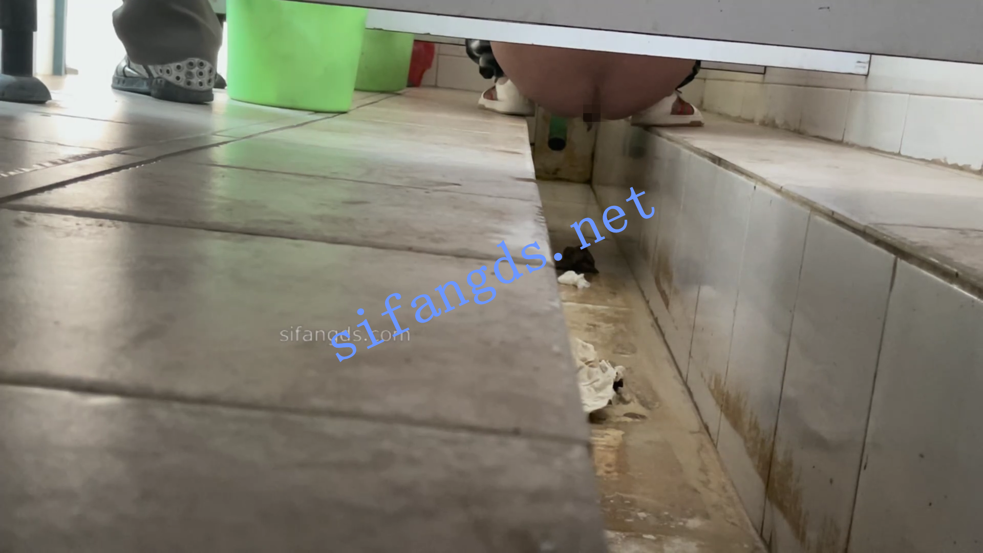 ✅《重口厕拍》女拍手沟式旱厕偷拍-满屏大便 拉稀第21期 []