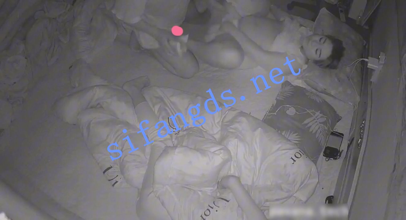 《四月家庭台流出》（女儿半夜翻身）看到爸爸干她妈小穴 [1.09G]