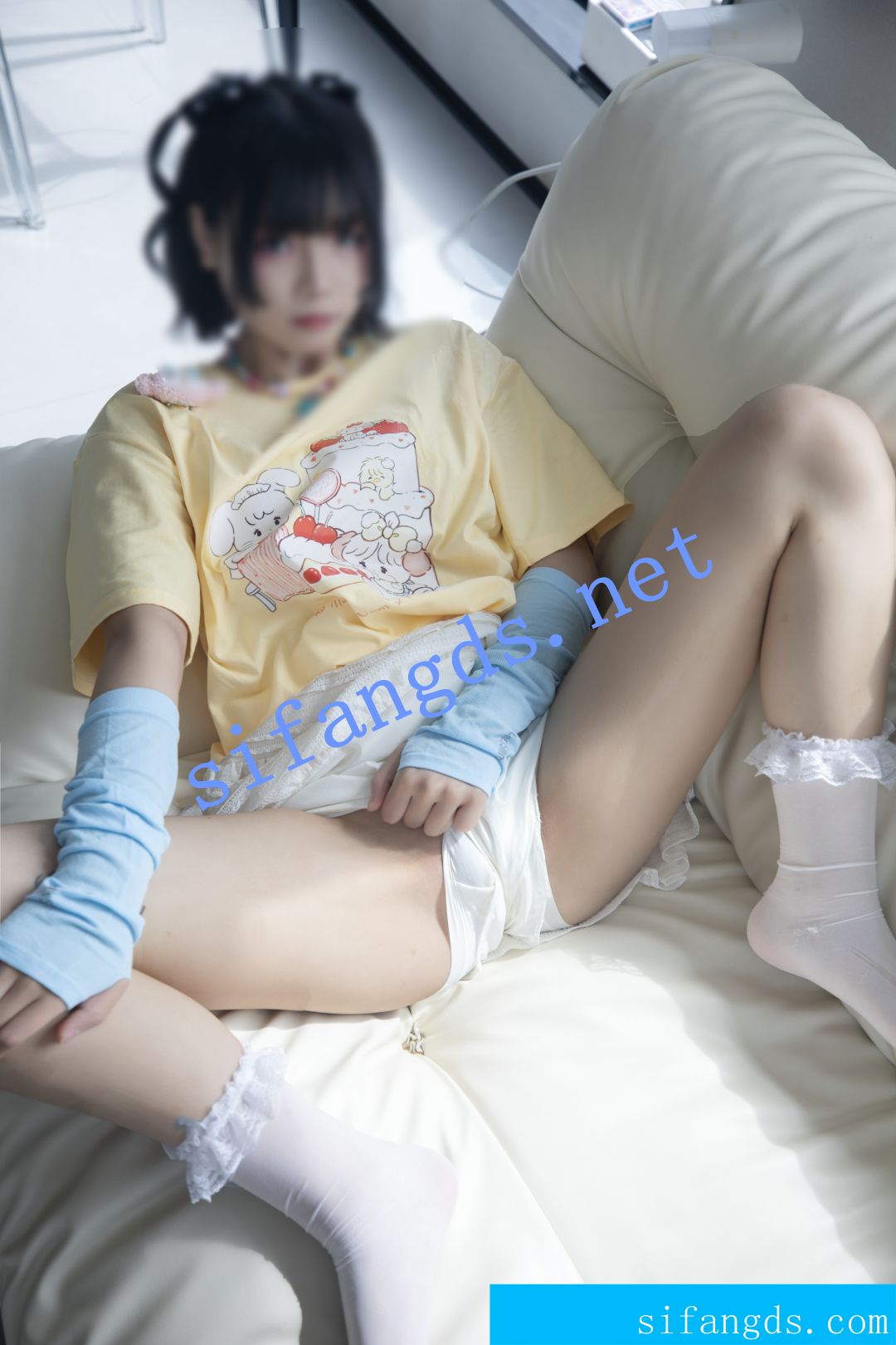 ஐ梦丝ஐ内部众筹激萌萝莉 蜜桃臀 无内丝袜 透明漏毛 四套 [1G]