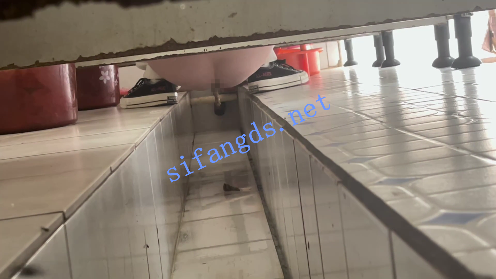 ✅《重口厕拍》女拍手沟式旱厕偷拍-满屏大便 拉稀第19期 []