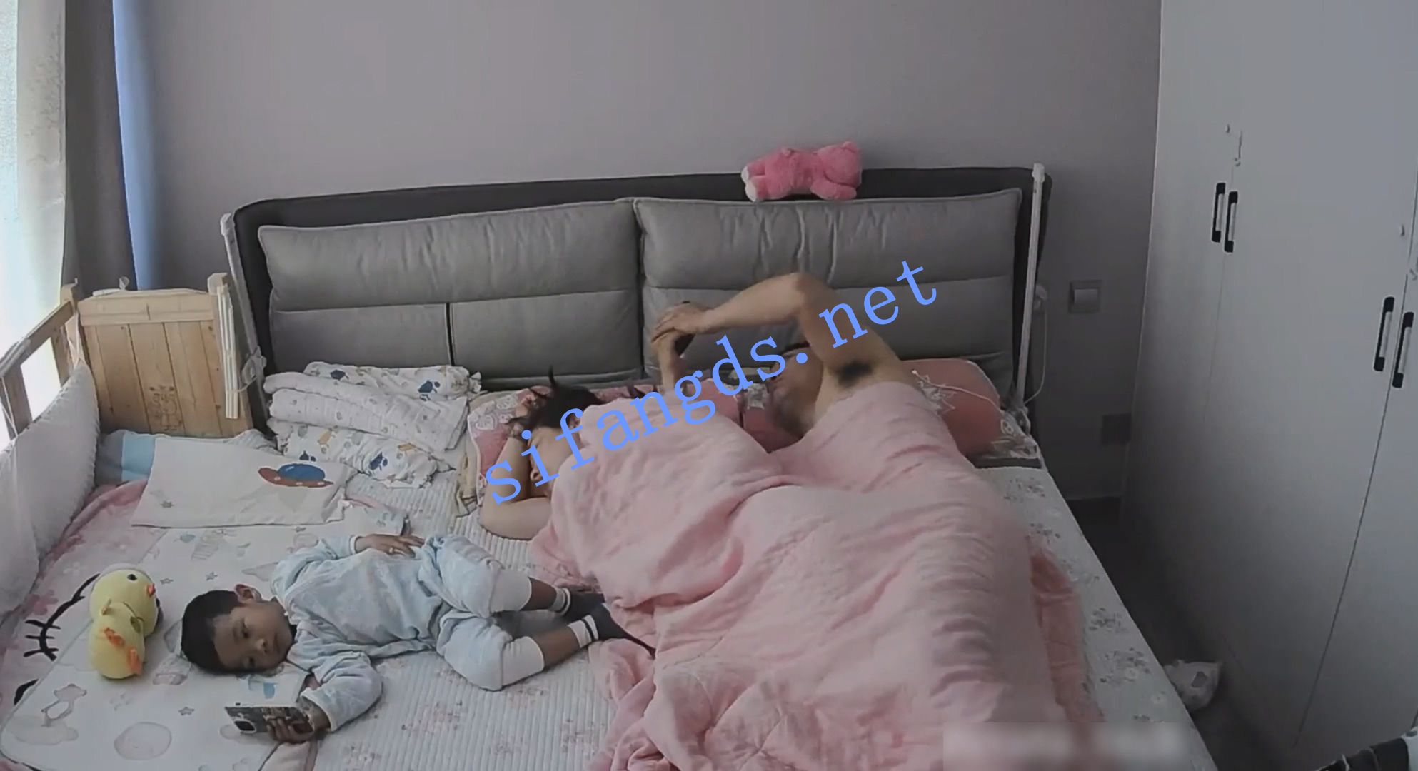 《四月家庭台必看篇》（最刺激）当儿子面直接内射妈妈 [3.13G]