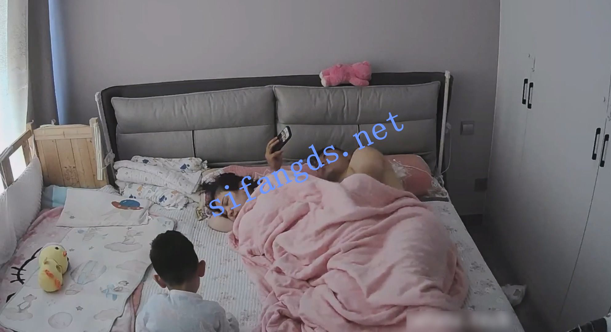 《四月家庭台必看篇》（最刺激）当儿子面直接内射妈妈 [3.13G]