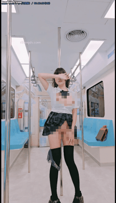 《慕慕Momo》电车通学少女 露三点写真 拍摄花絮 剧情演绎 [2.27GB(6V+63P)]