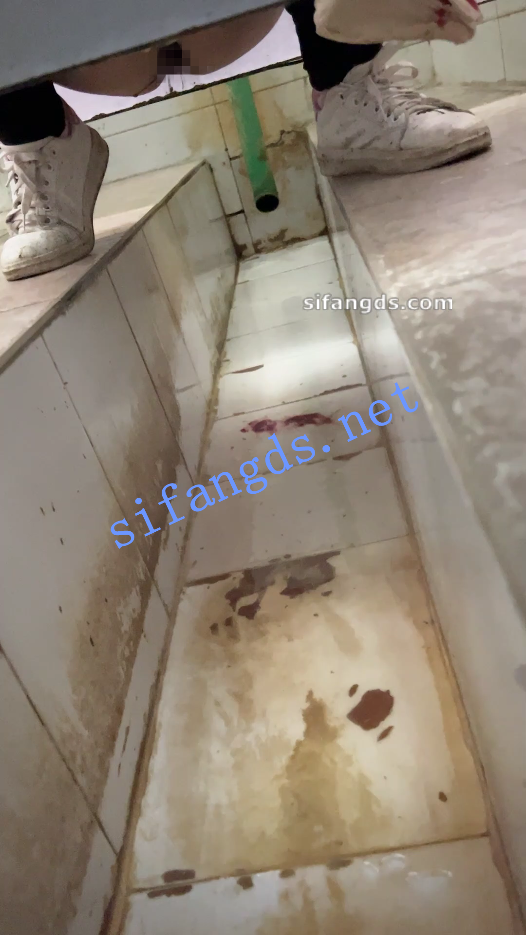 ✅《重口厕拍》女拍手沟式旱厕偷拍-满屏大便 拉稀第17期 []