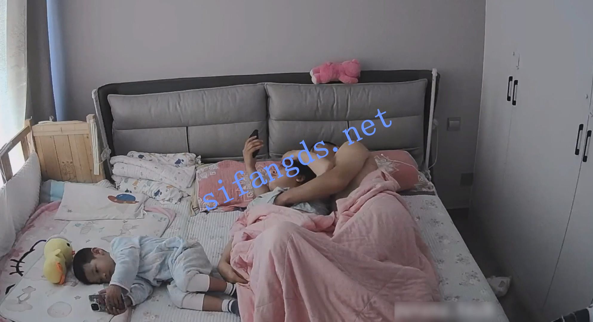 《四月家庭台必看篇》（最刺激）当儿子面直接内射妈妈 [3.13G]