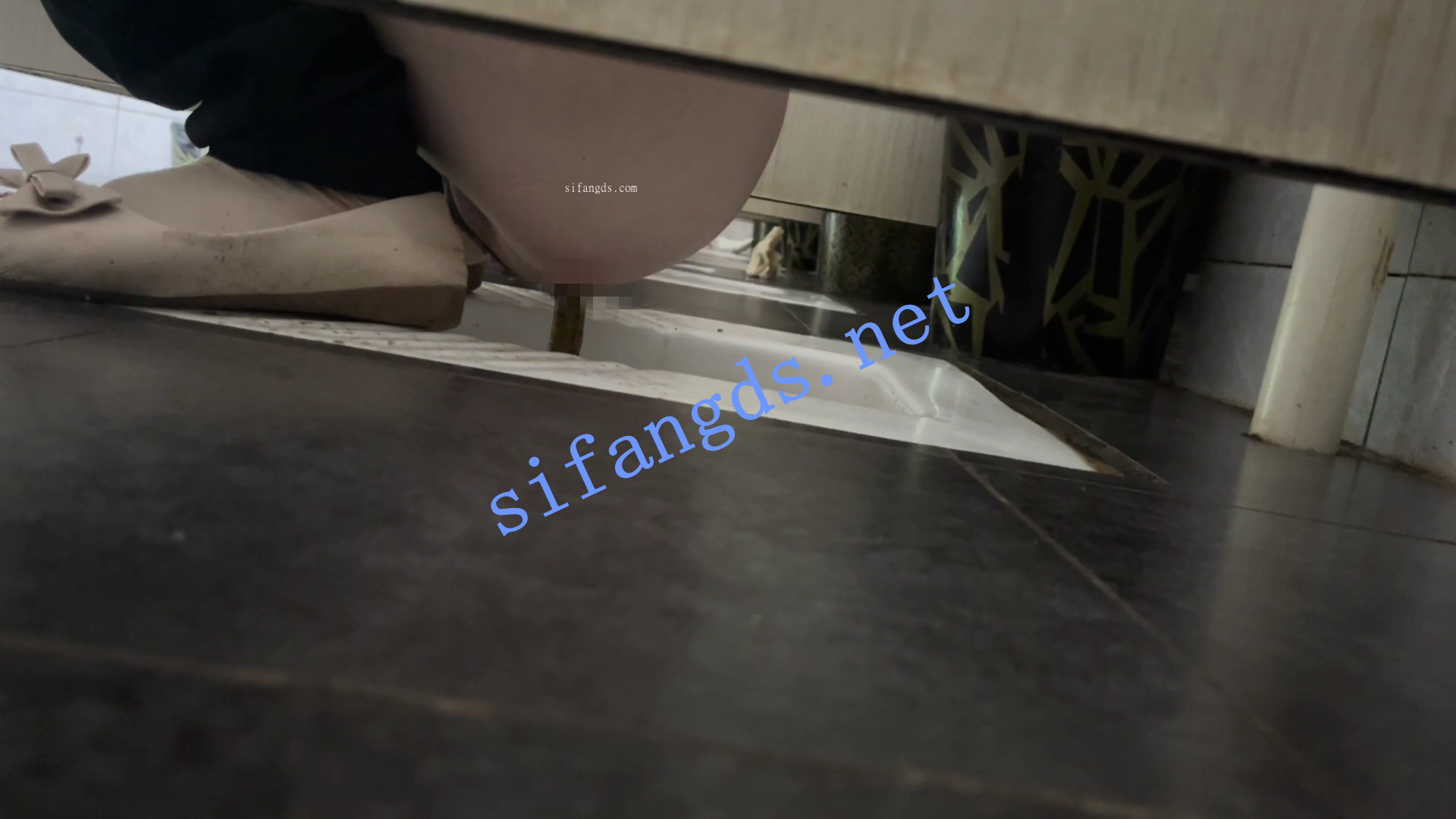 ✅《重口厕拍》女拍手沟式旱厕偷拍-满屏大便 拉稀第19期 []