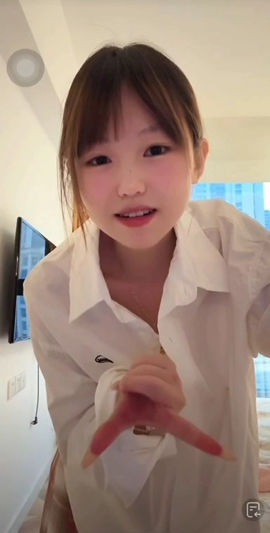 ⭐抖音主播《小侃》首部直播会议一对多, 双人激情啪啪做爱 [1v，1.8G]