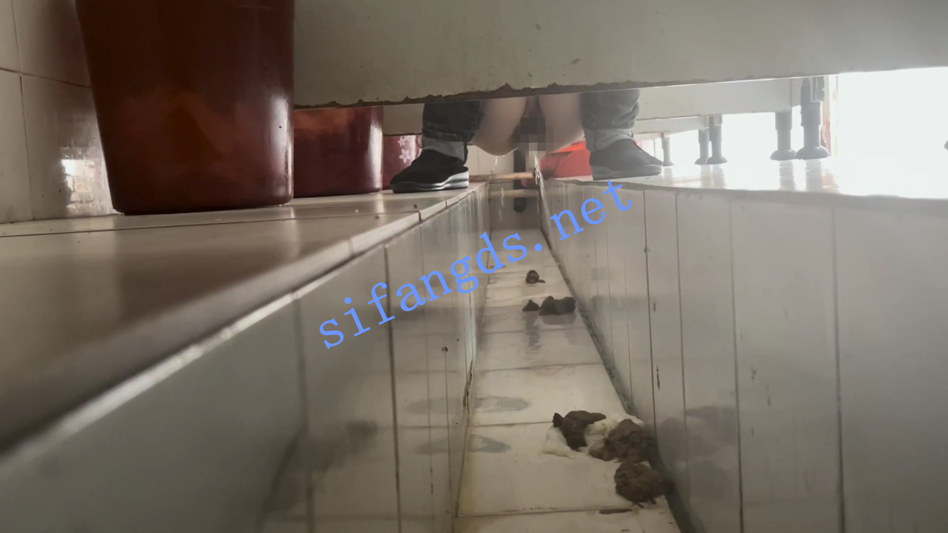✅《重口厕拍》女拍手沟式旱厕偷拍-满屏大便 拉稀第19期 []