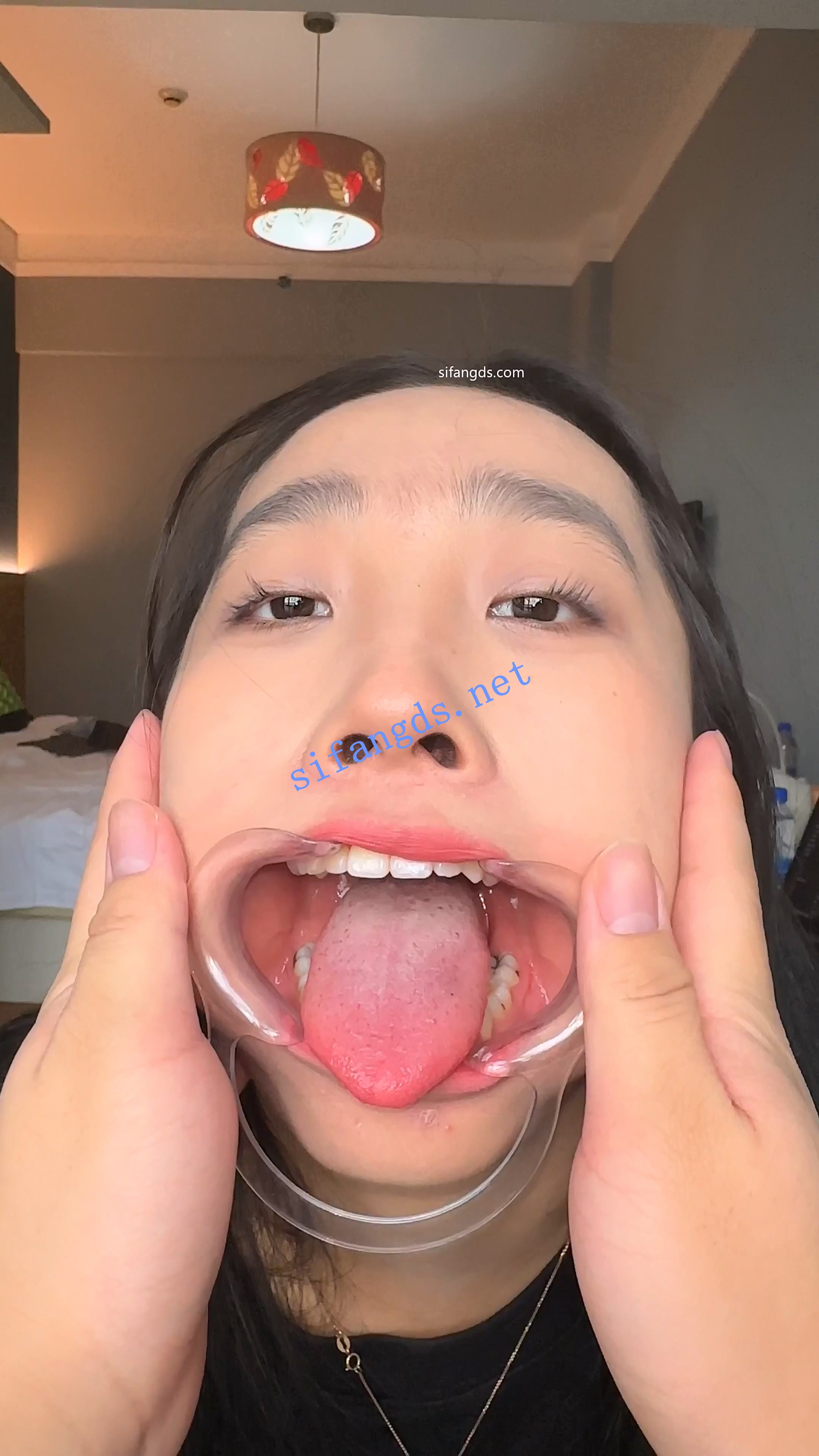 ஐ恋物癖ஐ《4K》摄影师约拍平模张萌 最新口腔牙齿定制 [5.4G]