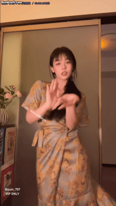 《推特 yum_707/玉米》最新VIP专享 黄色战袍 边紫薇边骚舞 [663MB（2V）]