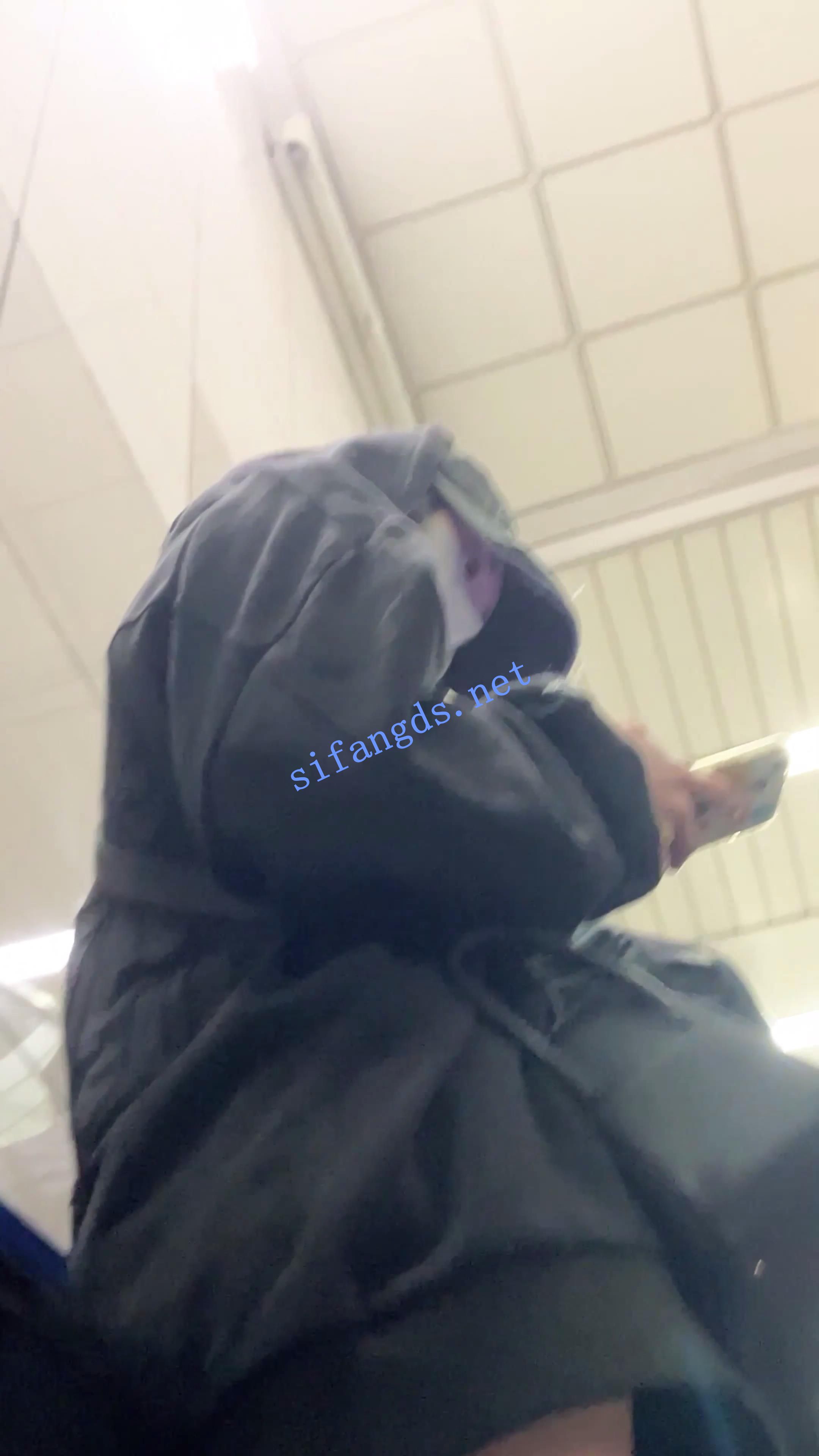 《日产精选》004地铁CD三位丁字裤美女。短裙迷人巨乳 []