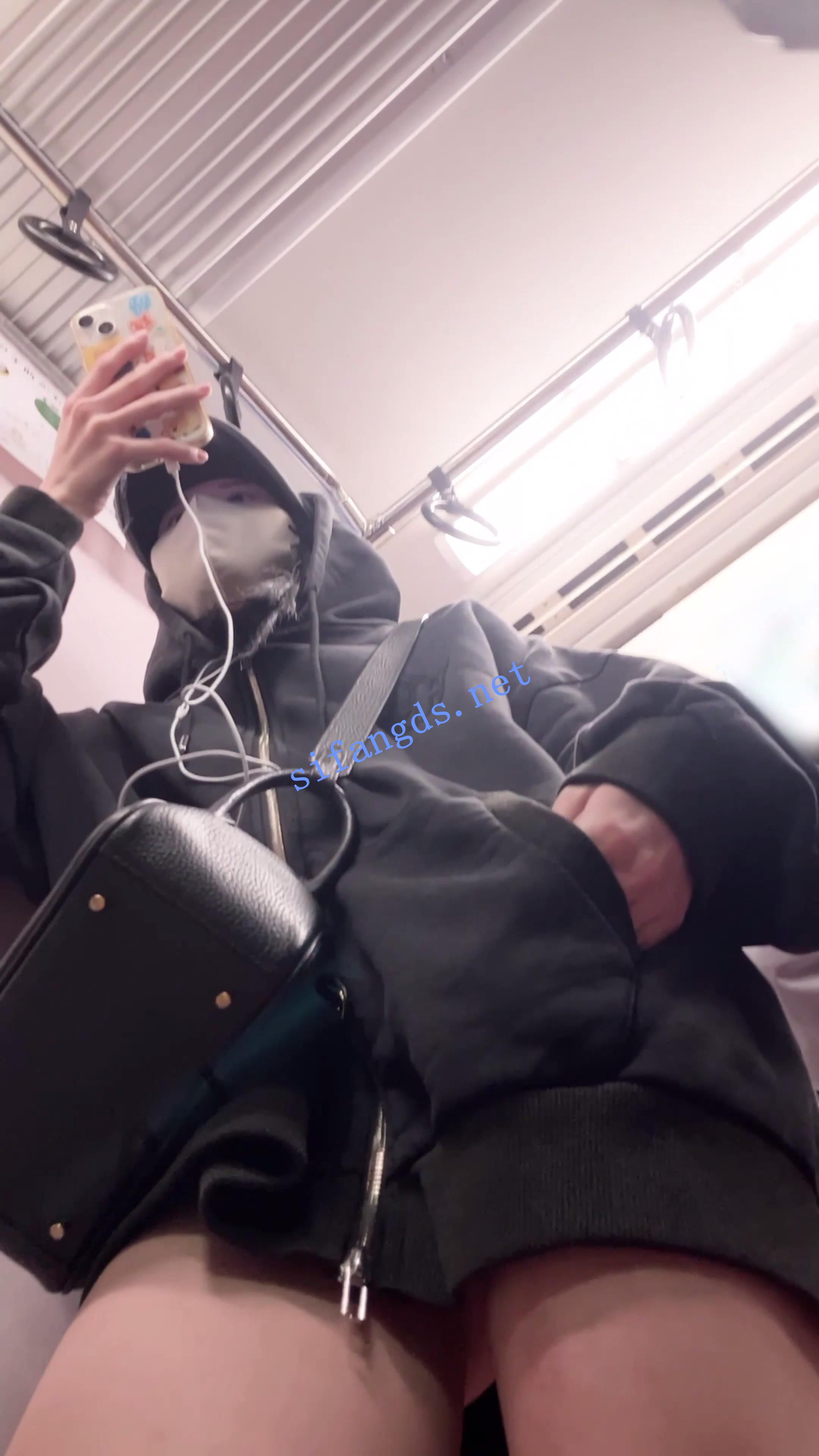 《日产精选》004地铁CD三位丁字裤美女。短裙迷人巨乳 []