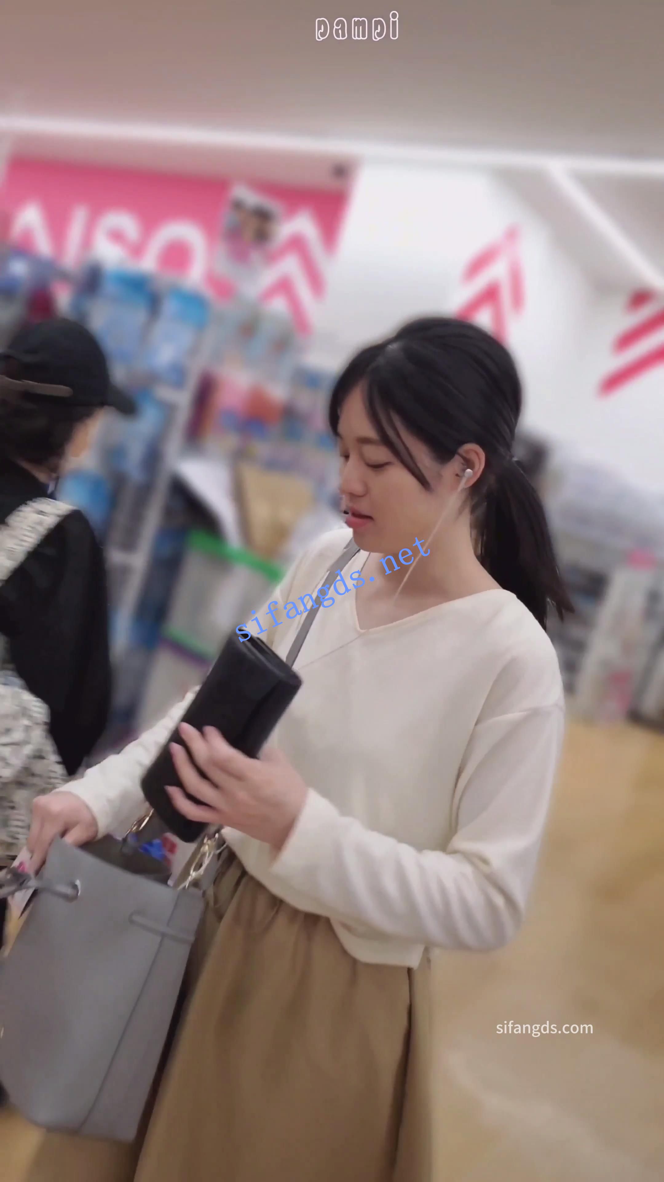 《日产精选》002书店开闪CD两位美女。露毛+涂鸦被怀疑 [加水印720Mb]