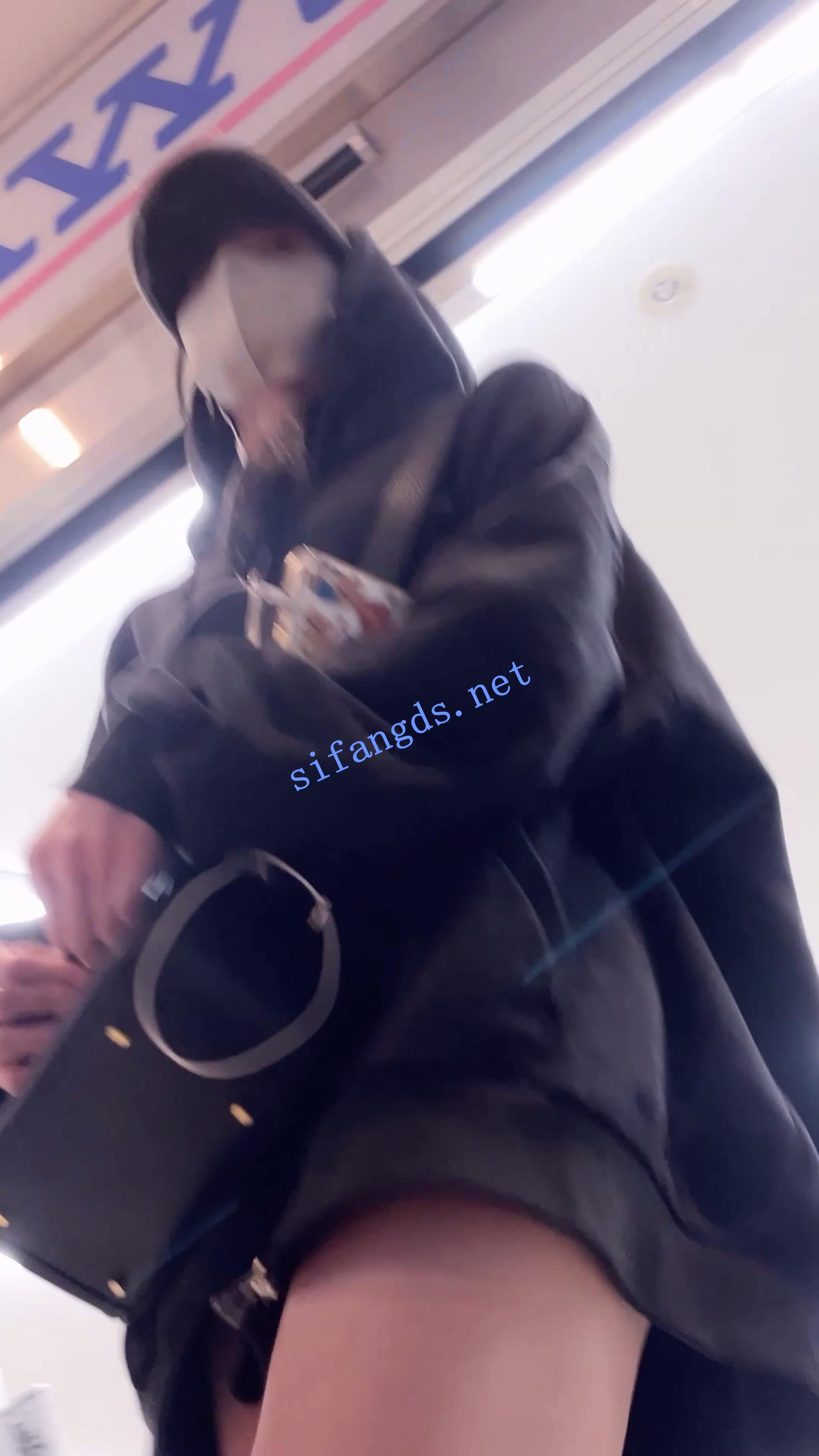 《日产精选》004地铁CD三位丁字裤美女。短裙迷人巨乳 []