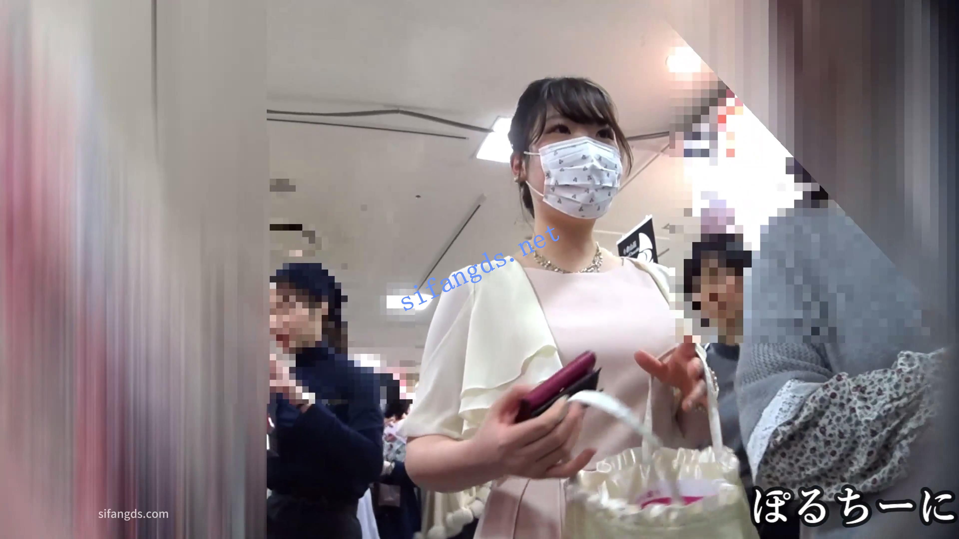 《日产精选》005参加完婚礼的粉裙美女。肉色丝袜半蹲被CD []