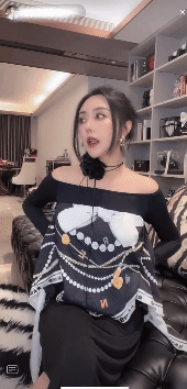 《快手抖音颜值精选25.6月合集》各路网红美女闪现露点走光 [1.68G 135V]