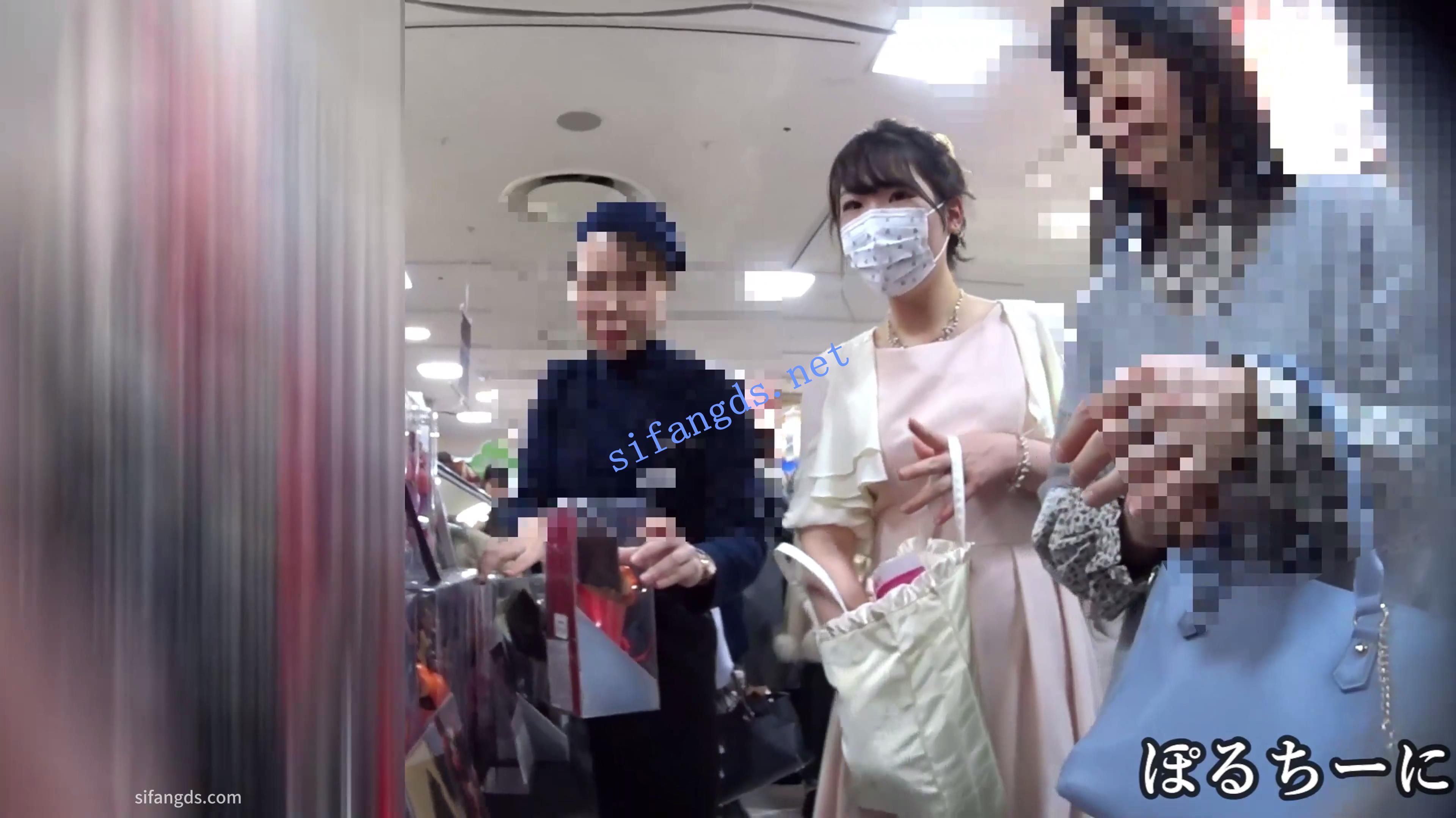《日产精选》005参加完婚礼的粉裙美女。肉色丝袜半蹲被CD []