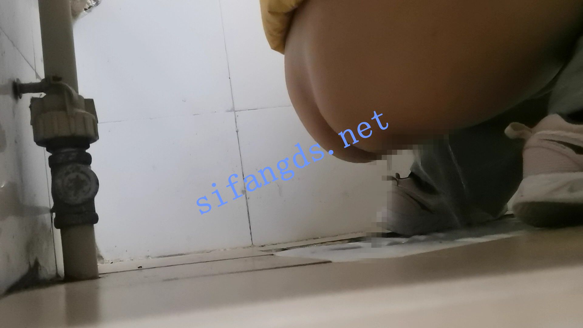 ✅《厕拍》作者潜入学校女厕偷拍 清一色本科学生 []