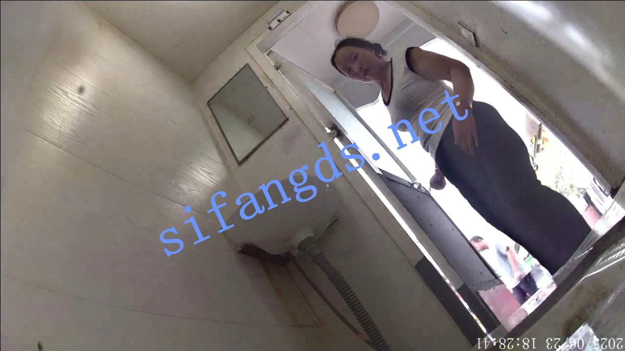 ✅《厕拍》公共厕所偷拍几位年轻妹子上厕所 []