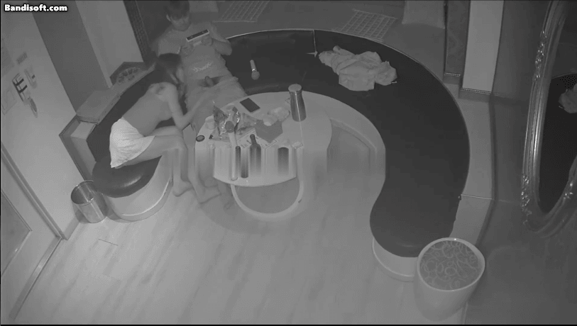 《IP摄像头》KTV里骚年疯狂跳舞给男伴蹲下口交 [1.5G]