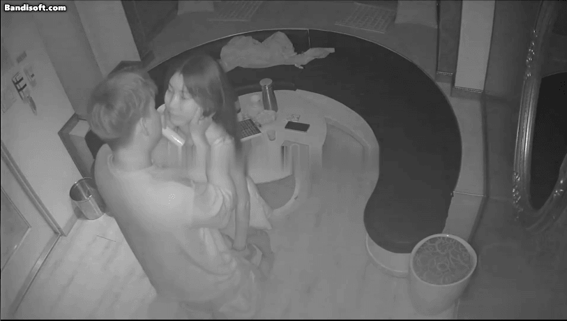 《IP摄像头》KTV里骚年疯狂跳舞给男伴蹲下口交 [1.5G]