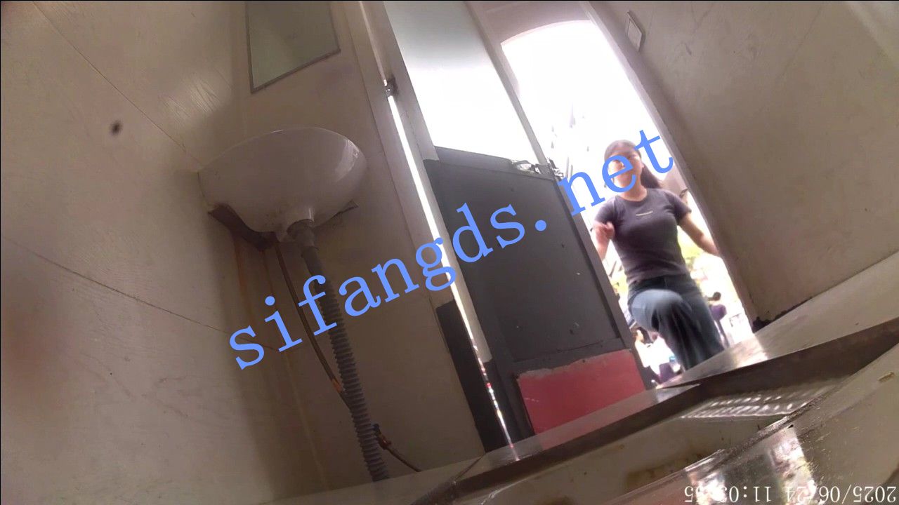 ✅《厕拍》公共厕所偷拍几位年轻妹子上厕所 []