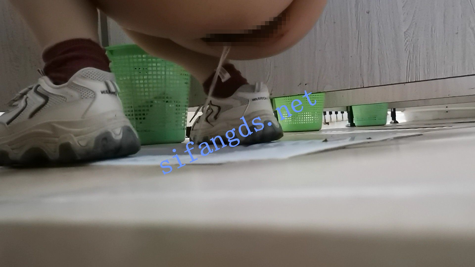 ✅《厕拍》作者潜入学校女厕偷拍 清一色本科学生 []