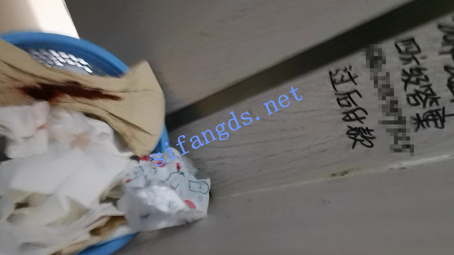 ✅《厕拍》作者潜入学校女厕偷拍 清一色本科学生 []