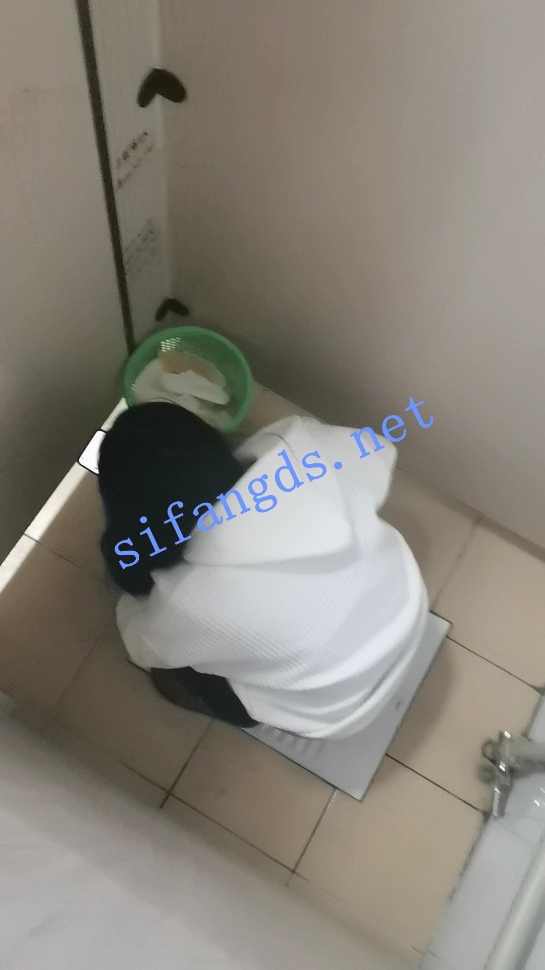 ✅《厕拍》作者潜入学校女厕偷拍 清一色本科学生 []