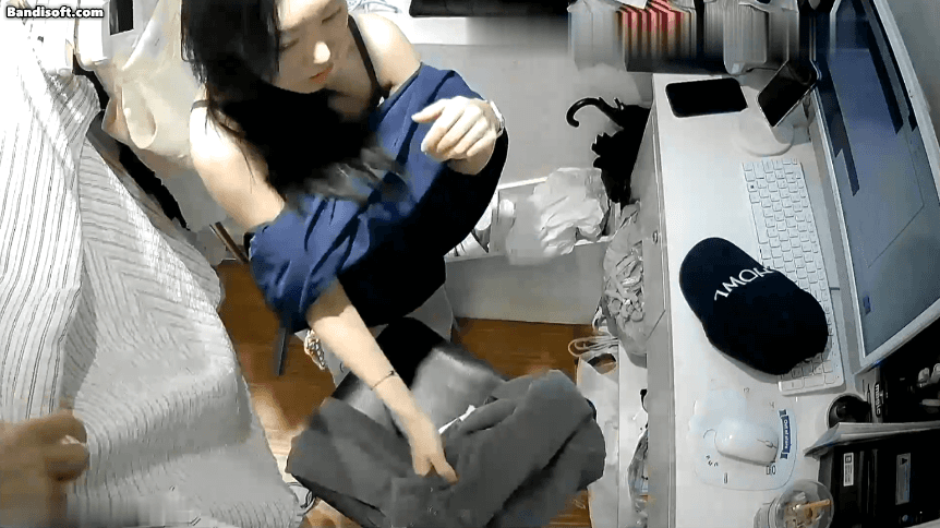 《监控偷拍》两位青春美女在服装店换衣露奶 [1.4G]