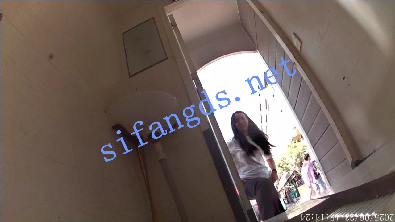 ✅《厕拍》公共厕所偷拍几位年轻妹子上厕所 []