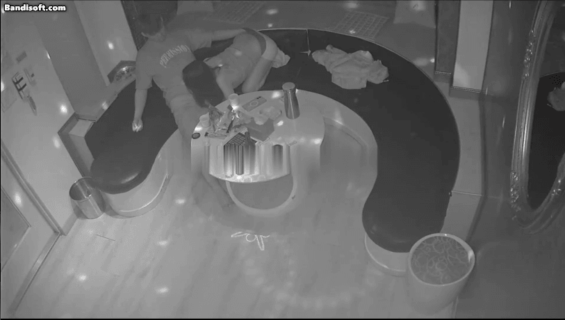 《IP摄像头》KTV里骚年疯狂跳舞给男伴蹲下口交 [1.5G]