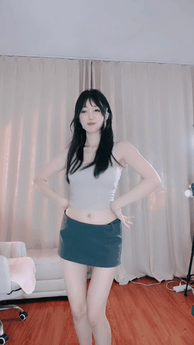 顶级舞蹈系尤物！,20小时《奶酪不甜》抖音热门裸舞1字马！, []