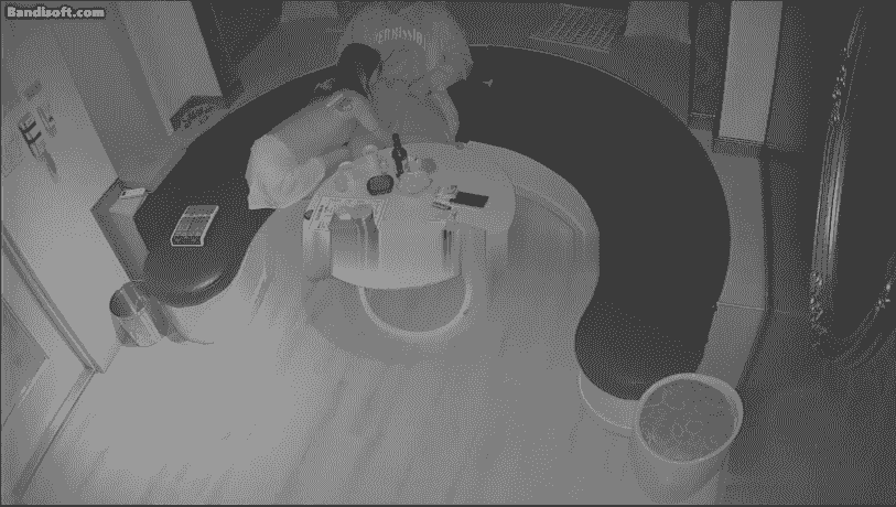 《IP摄像头》KTV里骚年疯狂跳舞给男伴蹲下口交 [1.5G]