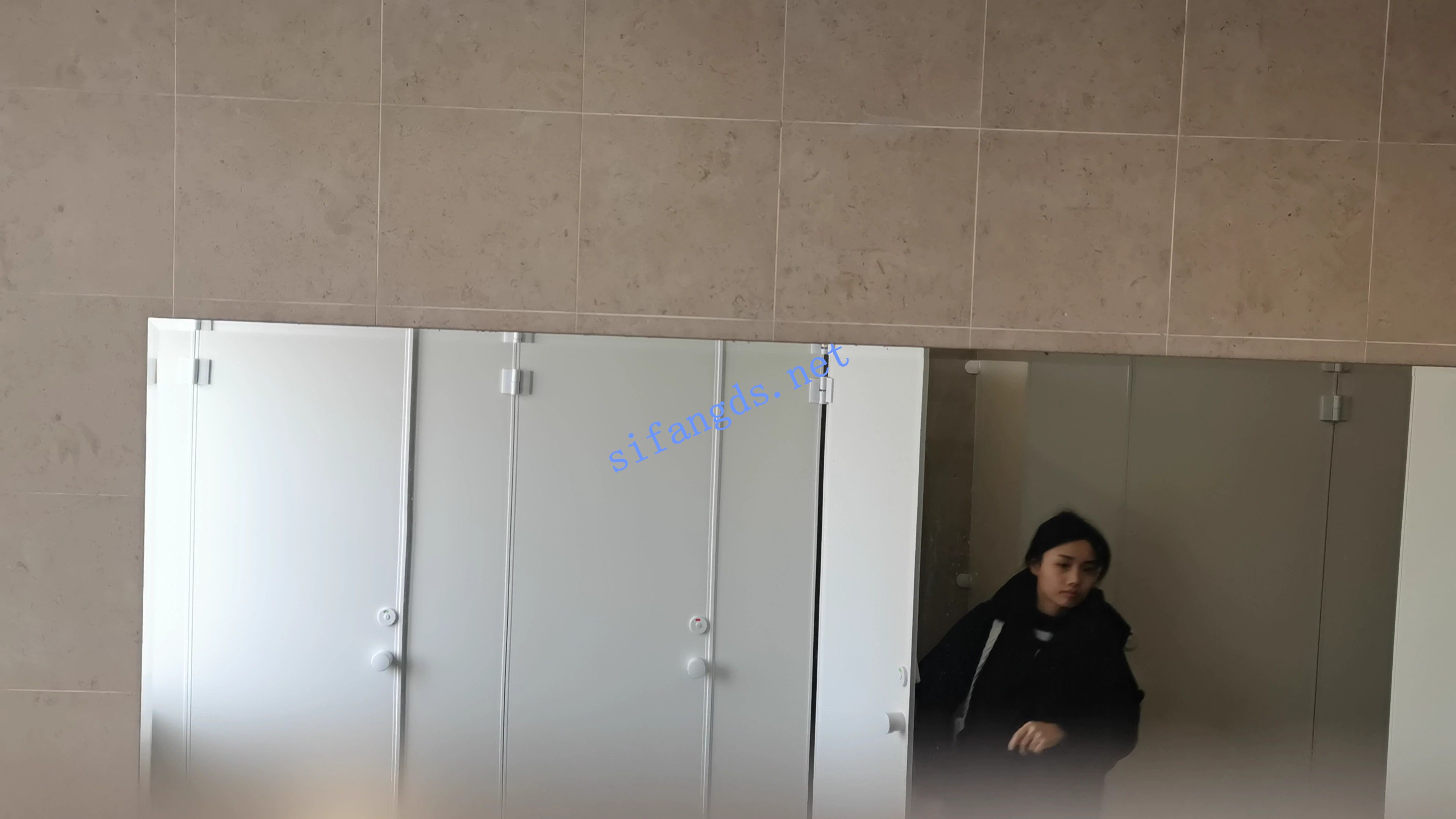 ✅《厕拍》作者潜入大学女厕 偷拍学生老师 大号多（3） []