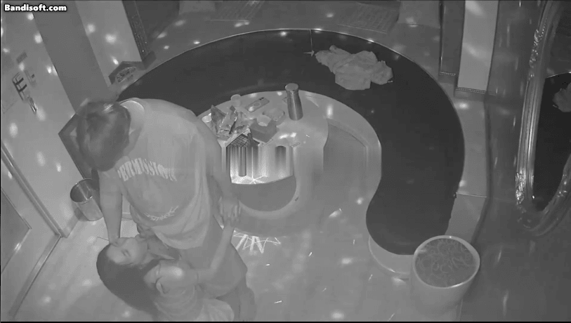 《IP摄像头》KTV里骚年疯狂跳舞给男伴蹲下口交 [1.5G]