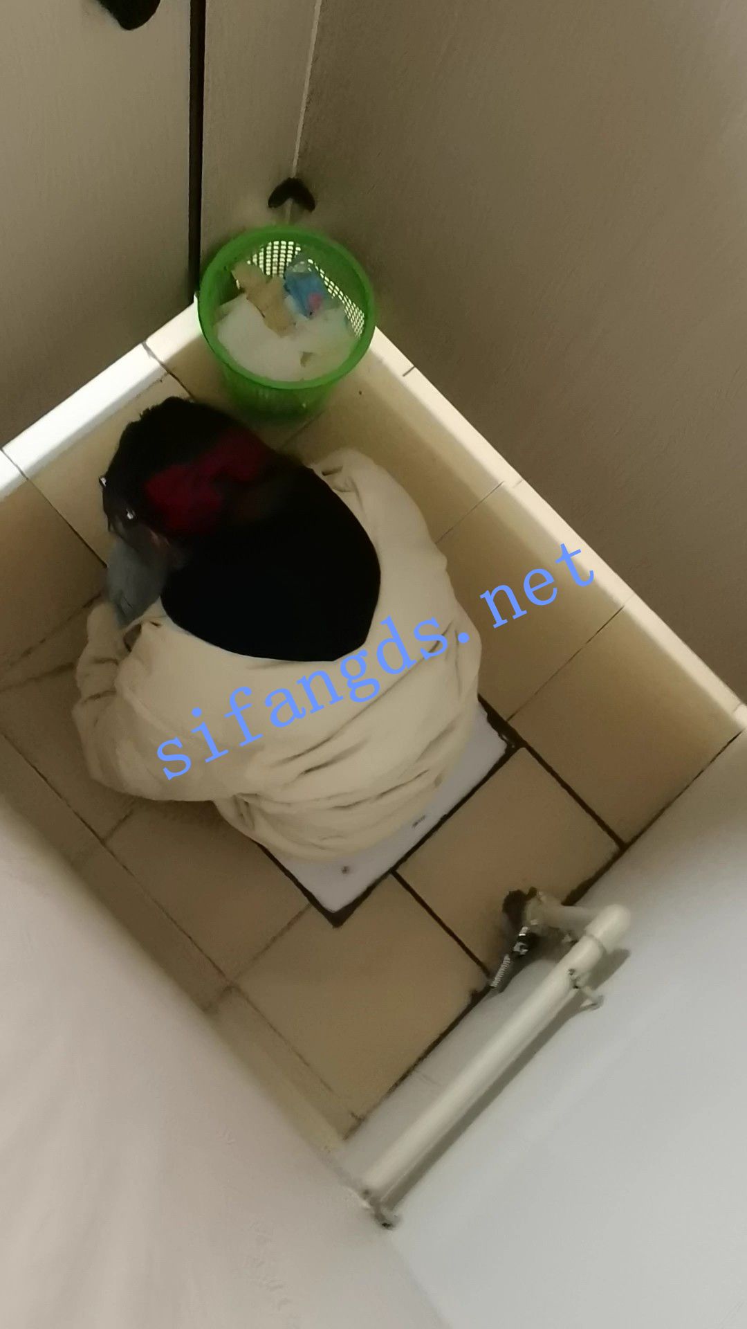 ✅《厕拍》作者潜入学校女厕偷拍 清一色本科学生 []